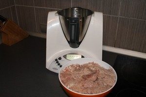 thermomix przed mieszaniem masy do parówek