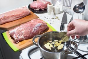 Przygotowywanie wywaru do mięsa z przypraw